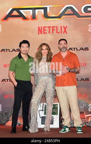 Mexiko-Stadt, Mexiko. Mai 2024. (L-R) Schauspieler Simu Liu, Schauspielerin und Sängerin Jennifer Lopez und Regisseur Brad Peyton posieren am 21. Mai 2024 im Mexico City St. Regis Hotel. (Foto: Carlos Tischler/Eyepix Group) (Foto: Eyepix/NurPhoto) Credit: NurPhoto SRL/Alamy Live News Stockfoto