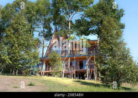 Stadt Gia Nghia, Provinz Dak Nong, Vietnam - 14. Februar 2024: Das schöne Holzhaus in der Stadt Gia Nghia, Provinz Dak Nong, Vietnam Stockfoto