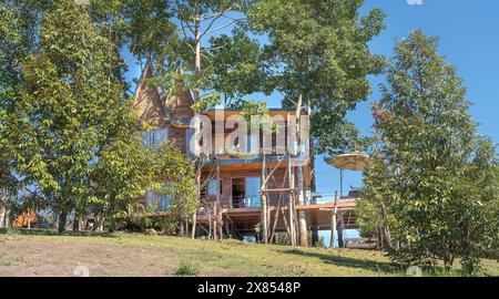 Stadt Gia Nghia, Provinz Dak Nong, Vietnam - 14. Februar 2024: Das schöne Holzhaus in der Stadt Gia Nghia, Provinz Dak Nong, Vietnam Stockfoto