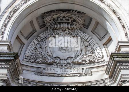 Detail des kunstvollen Äußeren des Third Church of Christ Scientist Gebäudes, das sich an der Curzon Street im Stadtteil Mayfair in London, Großbritannien, befindet. Stockfoto