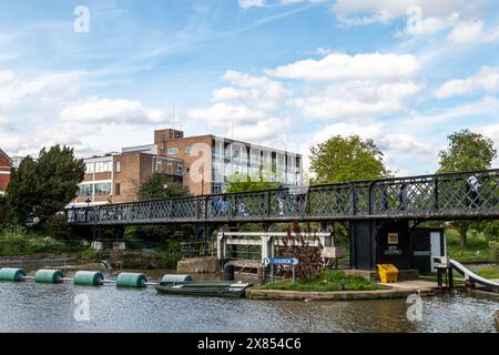 Die Fußgängerbrücke über die Schleuse und das Wehr auf dem Fluss Cam neben Jesus Green, Cambridge, England, Großbritannien Stockfoto