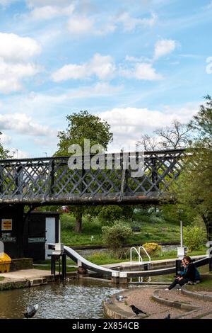 Die Fußgängerbrücke über die Schleuse und das Wehr auf dem Fluss Cam neben Jesus Green, Cambridge, England, Großbritannien Stockfoto