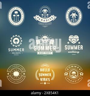 Retro-Typografie-Design-Set mit Etiketten und Abzeichen für die Sommerferien. Vorlagen für Grußkarten, Poster und Bekleidungsdesign. Vektorabbildung. Stock Vektor