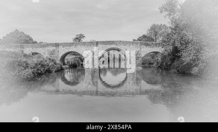 Die teston Bridge wurde 1680 fotografiert. Schwarzweiß-Bild mit einem echten Sinn für Zeit aufgenommen Drohne eine Drohne, die über dem Fluss schwebt. Stockfoto