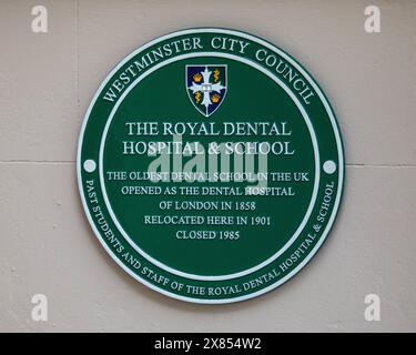 London, UK - 26. Februar 2024: Eine grüne Tafel am Leicester Square, London, markiert den ehemaligen Standort des Royal Dental Hospital and School. Stockfoto