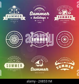Retro-Typografie-Design-Set mit Etiketten und Abzeichen für die Sommerferien. Vorlagen für Grußkarten, Poster und Bekleidungsdesign. Vektorabbildung. Stock Vektor