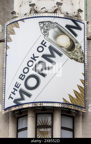 London, UK - 26. Februar 2024: Eine Plakatwand für die Comedyshow The Book of Mormon, auf der Außenseite des Prince of Wales Theatre in London. Stockfoto