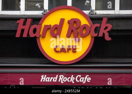 London, UK - 26. Februar 2024: Hard Rock Cafe Logo über dem Eingang zu einem ihrer Restaurants im West End von London, UK. Stockfoto