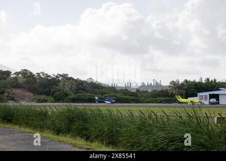 Noumea, Frankreich. Mai 2024. SAMU-Hubschrauber betankt am Magenta-Flugplatz. Noumea, Neukaledonien, 23. Mai 2024. Die französischen Sicherheitskräfte werden so lange wie nötig in Neukaledonien bleiben, sagte Emmanuel Macron, nachdem der französische Präsident im Pazifik angekommen ist, um die Spannungen nach mehr als einer Woche von Unruhen, die sechs Tote gefordert haben, zu beruhigen. Foto: Gill Chabaud/ABACAPRESS. COM Credit: Abaca Press/Alamy Live News Stockfoto