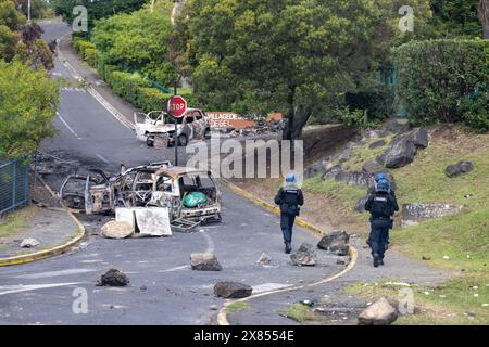 Noumea, Frankreich. Mai 2024. Patrouille von Gendarmen, um die Route von Präsident Macron zu sichern. Noumea, Neukaledonien, 23. Mai 2024. Die französischen Sicherheitskräfte werden so lange wie nötig in Neukaledonien bleiben, sagte Emmanuel Macron, nachdem der französische Präsident im Pazifik angekommen ist, um die Spannungen nach mehr als einer Woche von Unruhen, die sechs Tote gefordert haben, zu beruhigen. Foto: Gill Chabaud/ABACAPRESS. COM Credit: Abaca Press/Alamy Live News Stockfoto