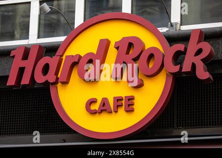 London, UK - 26. Februar 2024: Hard Rock Cafe Logo über dem Eingang zu einem ihrer Restaurants im West End von London, UK. Stockfoto