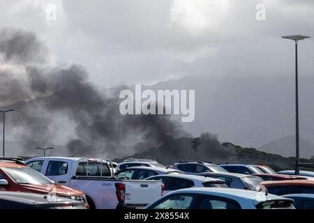 Noumea, Frankreich. Mai 2024. Feuer auf den Barrikaden der Demonstranten im Tina-Tal. Noumea, Neukaledonien, 23. Mai 2024. Die französischen Sicherheitskräfte werden so lange wie nötig in Neukaledonien bleiben, sagte Emmanuel Macron, nachdem der französische Präsident im Pazifik angekommen ist, um die Spannungen nach mehr als einer Woche von Unruhen, die sechs Tote gefordert haben, zu beruhigen. Foto: Gill Chabaud/ABACAPRESS. COM Credit: Abaca Press/Alamy Live News Stockfoto