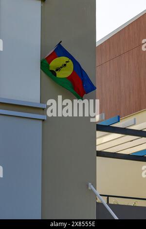 Noumea, Frankreich. Mai 2024. FLNKS-Flagge, die von einem Fenster eines Wohnhauses in Magenta Beach weht. Noumea, Neukaledonien, 23. Mai 2024. Die französischen Sicherheitskräfte werden so lange wie nötig in Neukaledonien bleiben, sagte Emmanuel Macron, nachdem der französische Präsident im Pazifik angekommen ist, um die Spannungen nach mehr als einer Woche von Unruhen, die sechs Tote gefordert haben, zu beruhigen. Foto: Gill Chabaud/ABACAPRESS. COM Credit: Abaca Press/Alamy Live News Stockfoto