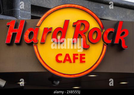 London, UK - 26. Februar 2024: Hard Rock Cafe Logo über dem Eingang zu einem ihrer Restaurants im West End von London, UK. Stockfoto