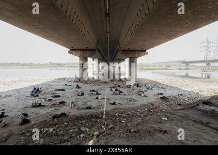 Neu-Delhi, Indien. Mai 2024. Obdachlose schlafen unter einer Brücke an einem heißen Tag in Neu-Delhi, Indien am 22. Mai 2024. Das India Meteorological Department (IMD) hat in der Hauptstadt wegen der schweren Hitzewellen einen „roten Alarm“. Die maximale Temperatur liegt zwischen 44 und 47 Grad Celsius, hat das Wetterbüro gewarnt. Foto: Akash Anshuman/ABACAPRESS. COM Credit: Abaca Press/Alamy Live News Stockfoto