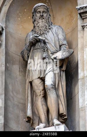 London, UK - 26. Februar 2024: Eine Statue von Leonardo da Vinci an der Außenseite des Burlington House, in dem sich die Royal Academy of Art in Londo befindet Stockfoto