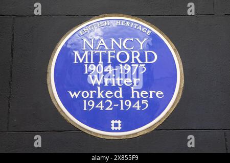 London, UK - 26. Februar 2024: Eine blaue Tafel an der Curzon Street in London, die den Ort markiert, an dem die berühmte Schriftstellerin Nancy Mitford arbeitete. Stockfoto