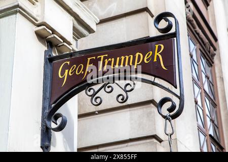 London, UK - 26. Februar 2024: Das Vintage-Schild auf der Außenseite des Geo F. Trumper Friseurladen an der Curzon Street in Mayfair, London, Großbritannien. Stockfoto