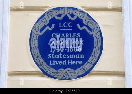 London, UK - 26. Februar 2024: Eine blaue Tafel an der Clarges Street in London, Großbritannien, markiert den Ort, an dem der Staatsmann Charles James Fox lebte. Stockfoto