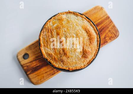 Hausgemachte runde Blätterteigkuchen im Stil einer Schaftorte mit Sesamsamen, die gerade aus dem Ofen, gesunde Rezepte Stockfoto