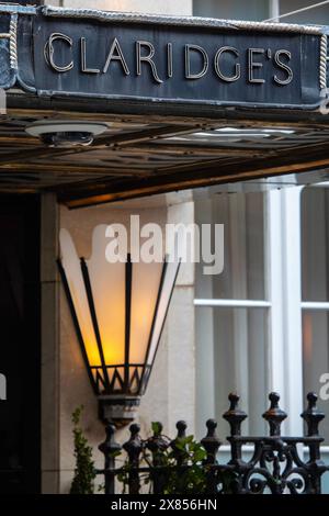 London, Großbritannien - 26. Februar 2024: Ein Schild an der Außenseite des 5-Sterne-Hotels Claridge's im Stadtteil Mayfair in London, großbritannien. Stockfoto