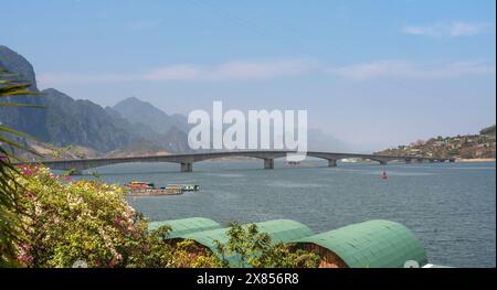Sehen Sie die Pa uon Brücke über den da Fluss in Chieng in der Gemeinde Quynh NHAI, Provinz Son La, Vietnam Stockfoto