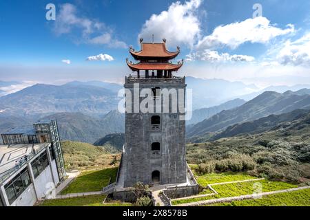 Blick auf den Gipfel des Fansipan auf einer Höhe von 3143 m in Sa Pa Stadt, Lao Cai Provinz, Vietnam Stockfoto