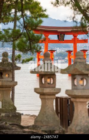 O-torii ( Grand Torii Gate ) steht am Strand der Miyajima Island Bay bei Ebbe. Itsukushima-Schrein, Steinlaternen und Kiefer. Hiroshima, Japan. Stockfoto