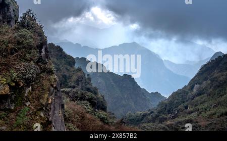 Blick auf den Gipfel des Fansipan auf einer Höhe von 3143 m in Sa Pa Stadt, Lao Cai Provinz, Vietnam Stockfoto