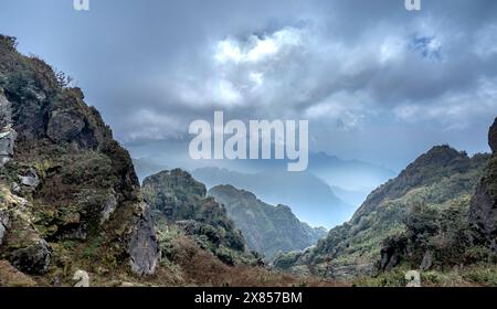 Blick auf den Gipfel des Fansipan auf einer Höhe von 3143 m in Sa Pa Stadt, Lao Cai Provinz, Vietnam Stockfoto