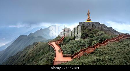 Blick auf den Gipfel des Fansipan auf einer Höhe von 3143 m in Sa Pa Stadt, Lao Cai Provinz, Vietnam Stockfoto