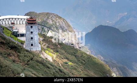 Blick auf den Gipfel des Fansipan auf einer Höhe von 3143 m in Sa Pa Stadt, Lao Cai Provinz, Vietnam Stockfoto