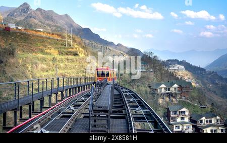 SA Pa Stadt, Vietnam - 20. Februar 2024: Sehen Sie den Bahnhof, der Touristen bedient und die Seilbahn zum Gipfel des Fansipan Berges in Sa Pa führt. Stockfoto