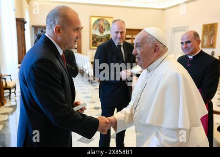 Vatikan, Vatikan. Mai 2024. **NO LIBRI** Italien, Rom, Vatikan, 23.05.2024.Papst Franziskus empfängt Herrn Rumen Radev, Präsident der Republik Bulgarien im Vatikan in Privataudienz . Foto von VATIKANISCHEN MEDIEN/Katholische Presse Foto Credit: Unabhängige Fotoagentur/Alamy Live News Stockfoto