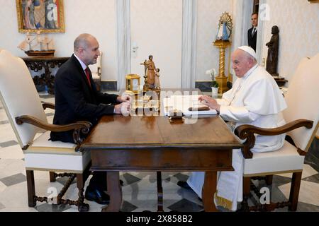 Vatikan, Vatikan. Mai 2024. **NO LIBRI** Italien, Rom, Vatikan, 23.05.2024.Papst Franziskus empfängt Herrn Rumen Radev, Präsident der Republik Bulgarien im Vatikan in Privataudienz . Foto von VATIKANISCHEN MEDIEN/Katholische Presse Foto Credit: Unabhängige Fotoagentur/Alamy Live News Stockfoto