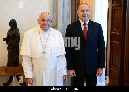 Vatikan, Vatikan. Mai 2024. **NO LIBRI** Italien, Rom, Vatikan, 23.05.2024.Papst Franziskus empfängt Herrn Rumen Radev, Präsident der Republik Bulgarien im Vatikan in Privataudienz . Foto von VATIKANISCHEN MEDIEN/Katholische Presse Foto Credit: Unabhängige Fotoagentur/Alamy Live News Stockfoto