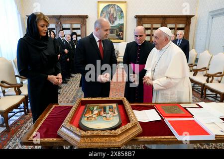 Vatikan, Vatikan. Mai 2024. **NO LIBRI** Italien, Rom, Vatikan, 23.05.2024.Papst Franziskus empfängt Herrn Rumen Radev, Präsident der Republik Bulgarien im Vatikan in Privataudienz . Foto von VATIKANISCHEN MEDIEN/Katholische Presse Foto Credit: Unabhängige Fotoagentur/Alamy Live News Stockfoto