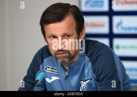 Sankt Petersburg, Russland. Mai 2024. Sergei Semak, Cheftrainer des Fußballvereins Zenit, der während einer Pressekonferenz in der Trainingsbasis Zenit FC in Sankt Petersburg vor dem Fußballspiel Zenit Sankt Petersburg – Rostow, das in Sankt Petersburg, Russland, ausgetragen wird, zu sehen war. Quelle: SOPA Images Limited/Alamy Live News Stockfoto