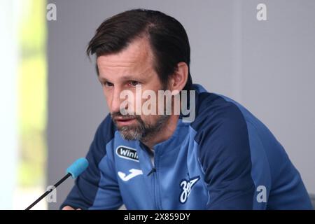 Sankt Petersburg, Russland. Mai 2024. Sergei Semak, Cheftrainer des Fußballvereins Zenit, der während einer Pressekonferenz in der Trainingsbasis Zenit FC in Sankt Petersburg vor dem Fußballspiel Zenit Sankt Petersburg – Rostow, das in Sankt Petersburg, Russland, ausgetragen wird, zu sehen war. Quelle: SOPA Images Limited/Alamy Live News Stockfoto