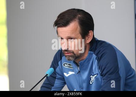 Sankt Petersburg, Russland. Mai 2024. Sergei Semak, Cheftrainer des Fußballvereins Zenit, der während einer Pressekonferenz in der Trainingsbasis Zenit FC in Sankt Petersburg vor dem Fußballspiel Zenit Sankt Petersburg – Rostow, das in Sankt Petersburg, Russland, ausgetragen wird, zu sehen war. Quelle: SOPA Images Limited/Alamy Live News Stockfoto