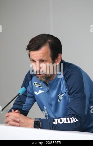 Sankt Petersburg, Russland. Mai 2024. Sergei Semak, Cheftrainer des Fußballvereins Zenit, der während einer Pressekonferenz in der Trainingsbasis Zenit FC in Sankt Petersburg vor dem Fußballspiel Zenit Sankt Petersburg – Rostow, das in Sankt Petersburg, Russland, ausgetragen wird, zu sehen war. Quelle: SOPA Images Limited/Alamy Live News Stockfoto