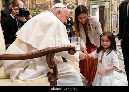 Vatikan, Vatikan. Mai 2024. **NO LIBRI** Italien, Rom, Vatikan, 23.05.2024.Papst Franziskus empfängt in privater Audienz Teilnehmer am AEXPI Chirurgie Kongress im Vatikan . Foto von VATIKANISCHEN MEDIEN/Katholische Presse Foto Credit: Unabhängige Fotoagentur/Alamy Live News Stockfoto