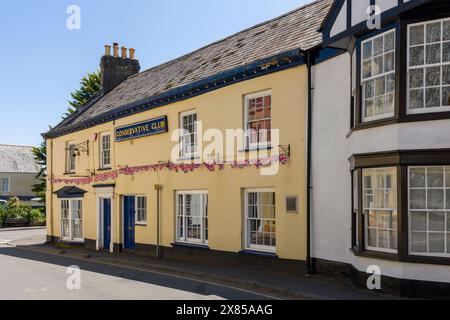 Der Conservative Club in South Street in der Marktstadt Great Torrington, Devon, England. Stockfoto