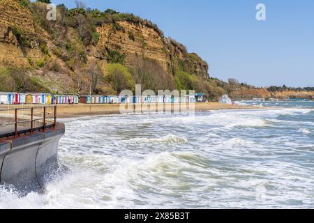 Shanklin, Isle of Wight, England, Großbritannien - 20. April 2023: Strandhütten an der Promenade Stockfoto