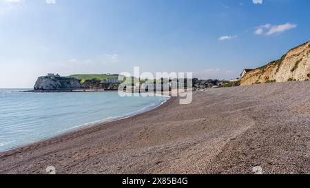 Freshwater Bay, Isle of Wight, England, Großbritannien - 19. April 2023: Strand, Klippen und Küste Stockfoto