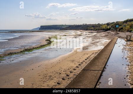 Bembridge, Isle of Wight, England, Großbritannien - 20. April 2023: Eine Bank am Strand Stockfoto