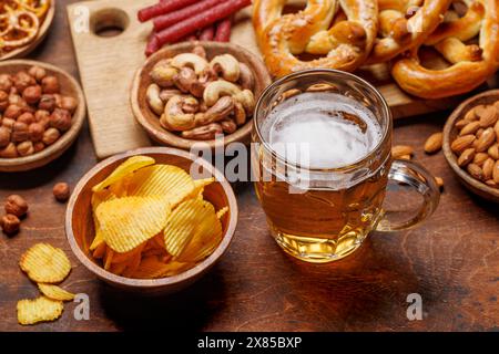 Verschiedene Bierstände: Chips, Nüsse, Brezeln. Verschiedene Optionen für Erfrischungen Stockfoto
