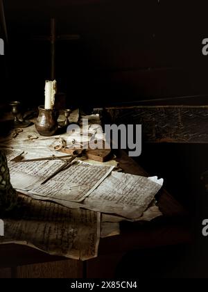 Navigationsausrüstung alte Karte und Papiere mit einer Kerze auf dem Schreibtisch eines historischen Holzschiffs auf dem Schreibtisch des Kapitäns. Abenteuer- und Reisekosten Stockfoto