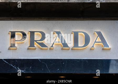 London, Großbritannien - 26. Februar 2024: Prada-Logo über dem Eingang zu ihrem Geschäft in der New Bond Street im Stadtteil Mayfair in London, Großbritannien. Stockfoto