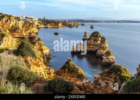 Spektakuläre Stöcke und Klippen von Praia dos Pinheiros und Praia do Camilo in Lagos, Algarve, Portugal. Stockfoto